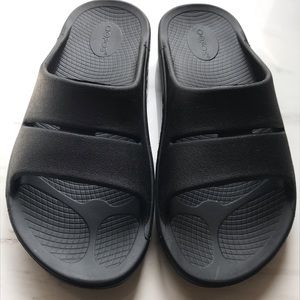 LIKE NEW!! Women / Men OOFOS Black Slide Sandals